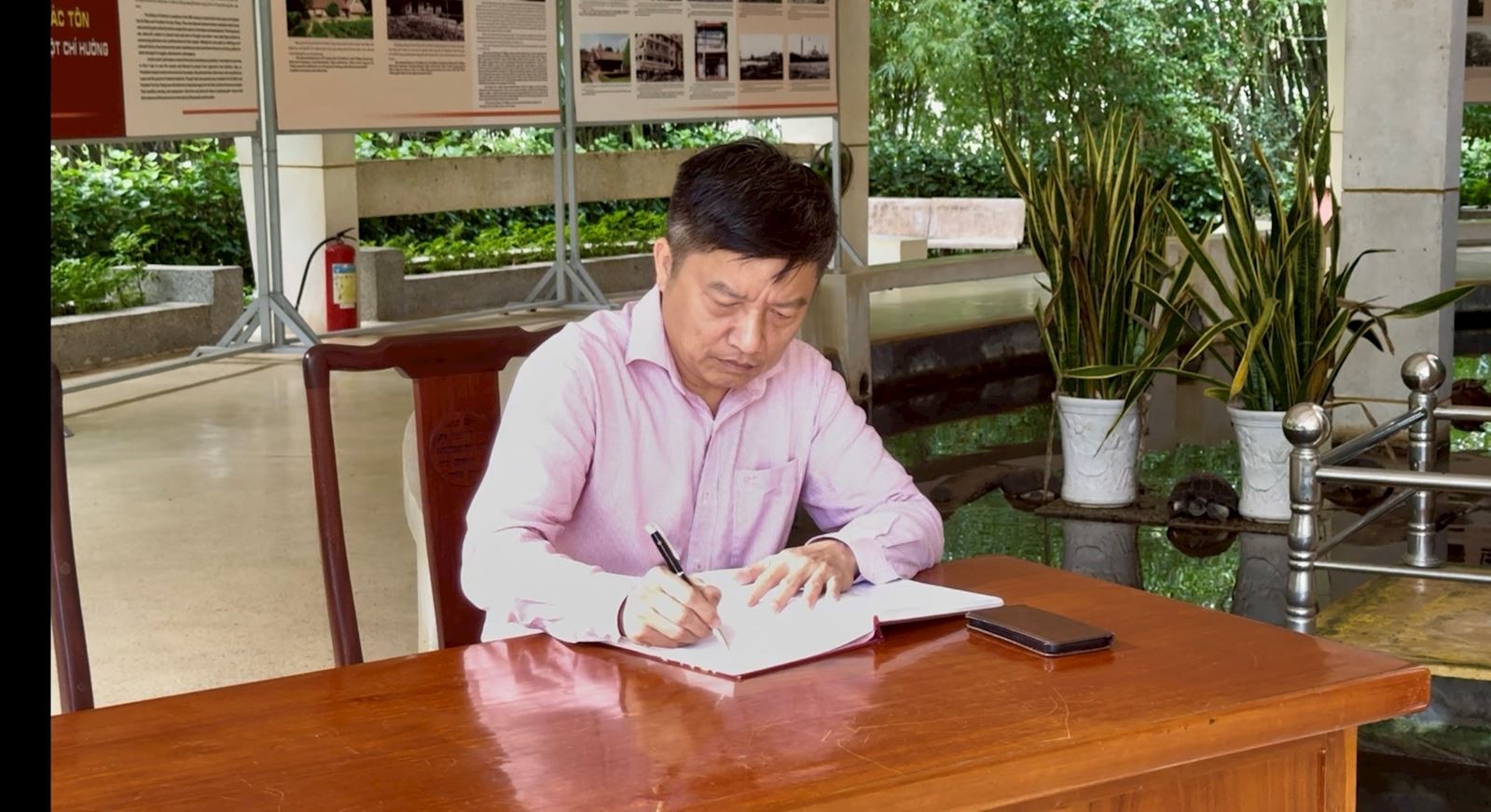 Đồng chí Nguyễn Tiến Khoa - Bí thư Đảng uỷ, Chủ tịch HĐTV EVNGENCO1 đại diện đoàn công tác ghi cảm tưởng tại Đền thờ Chủ tịch Hồ Chí Minh Đồng chí Nguyễn Tiến Khoa - Bí thư Đảng uỷ, Chủ tịch HĐTV EVNGENCO1 đại diện đoàn công tác ghi cảm tưởng tại Đền thờ Chủ tịch Hồ Chí Minh