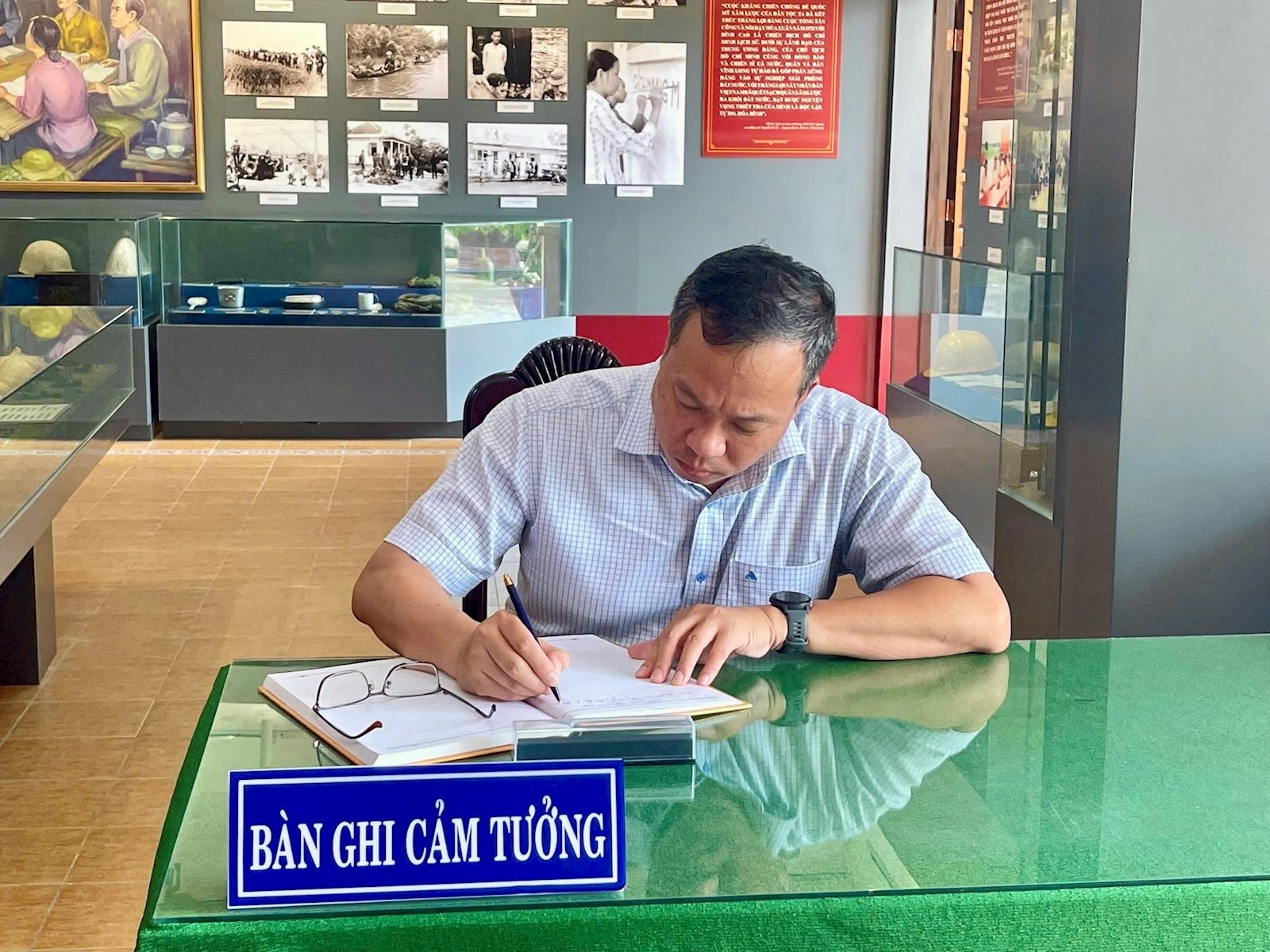 Đồng chí Lê Hải Đăng - Phó Bí thư Đảng uỷ, Tổng giám đốc EVNGENCO1 đại diện đoàn công tác ghi cảm tưởng tại Khu di tích Cái Ngang Đồng chí Lê Hải Đăng - Phó Bí thư Đảng uỷ, Tổng giám đốc EVNGENCO1 đại diện đoàn công tác ghi cảm tưởng tại Khu di tích Cái Ngang