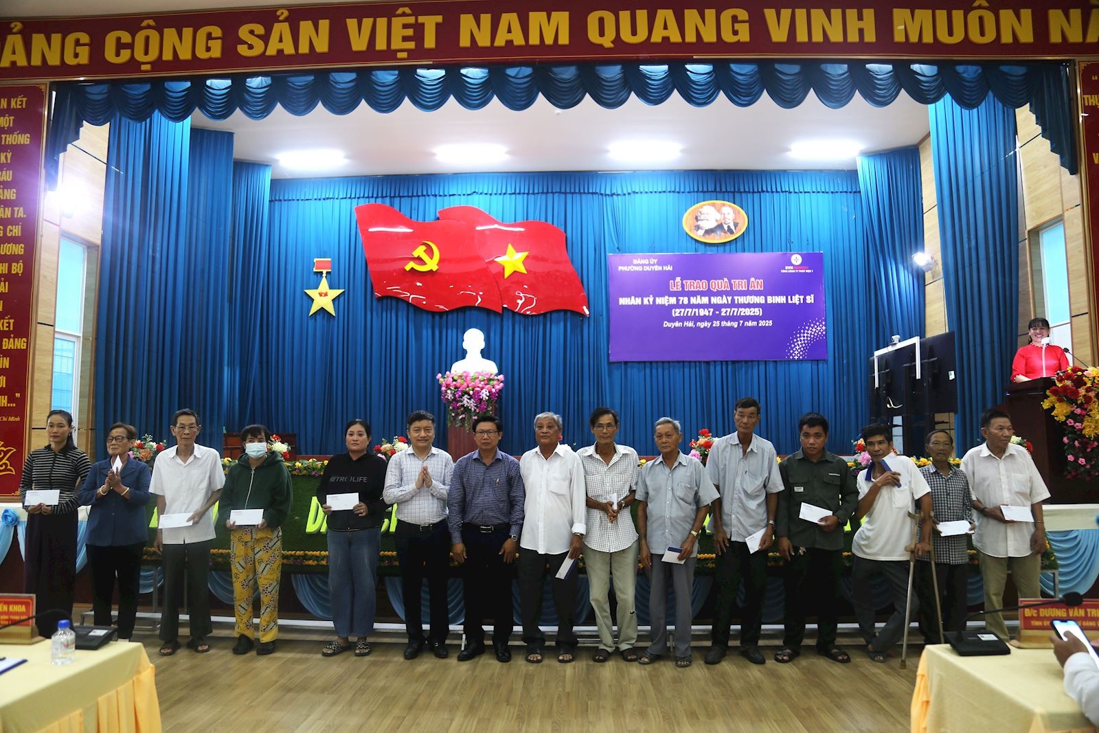 Trao quà tri ân đến đại diện gia đình chính sách tại phường Duyên Hải, tỉnh Vĩnh Long Trao quà tri ân đến đại diện gia đình chính sách tại phường Duyên Hải, tỉnh Vĩnh Long