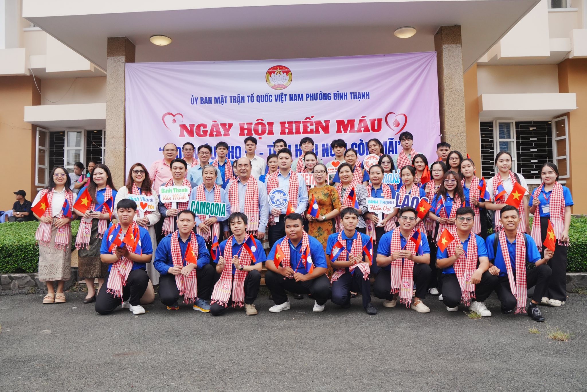 Các sinh viên Lào, Campuchia tham gia chương trình hiến máu tình nguyện. (Ảnh: Mặt trận Bình Thạnh)