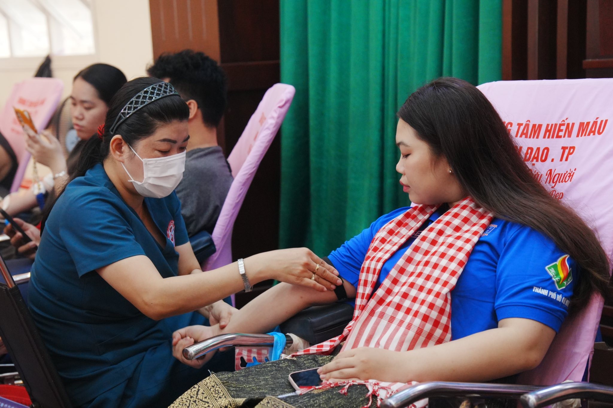 Một bạn trẻ hiến máu tại chương trình. (Ảnh: Mặt trận Bình Thạnh)