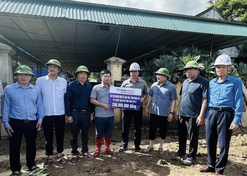 Đại diện lãnh đạo EVNGENCO1 trao hỗ trợ tại xã Tam Thái, tỉnh Nghệ An