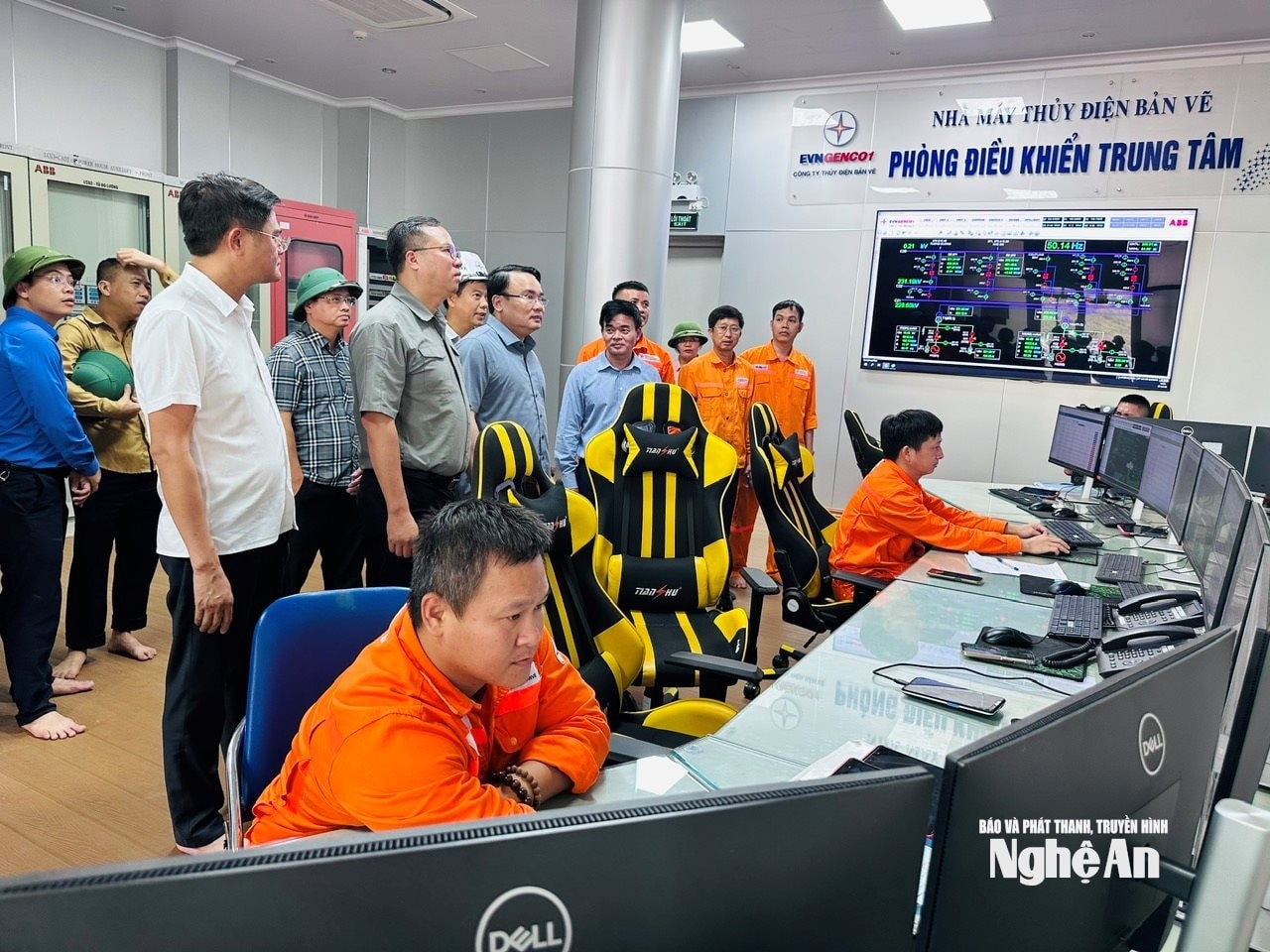 Đ/c Phùng Thành Vinh - Phó Chủ tịch UBND tỉnh Nghệ An, Đ/c Lê Hải Đăng - Tổng Giám đốc EVNGENCO1, cùng các thành viên trong đoàn kiểm tra công tác trực vận hành tại Phòng Điều khiển trung tâm Nhà máy Thủy điện Bản Vẽ 