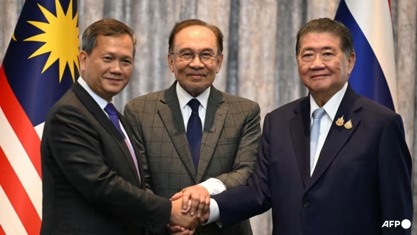 (Từ trái qua) Thủ tướng Campuchia Hun Manet, Thủ tướng Malaysia Anwar Ibrahim (giữa) và Thủ tướng tạm quyền Thái Lan Phumtham Wechayachai bắt tay sau họp báo công bố kết quả đàm phán. (Ảnh: AFP)