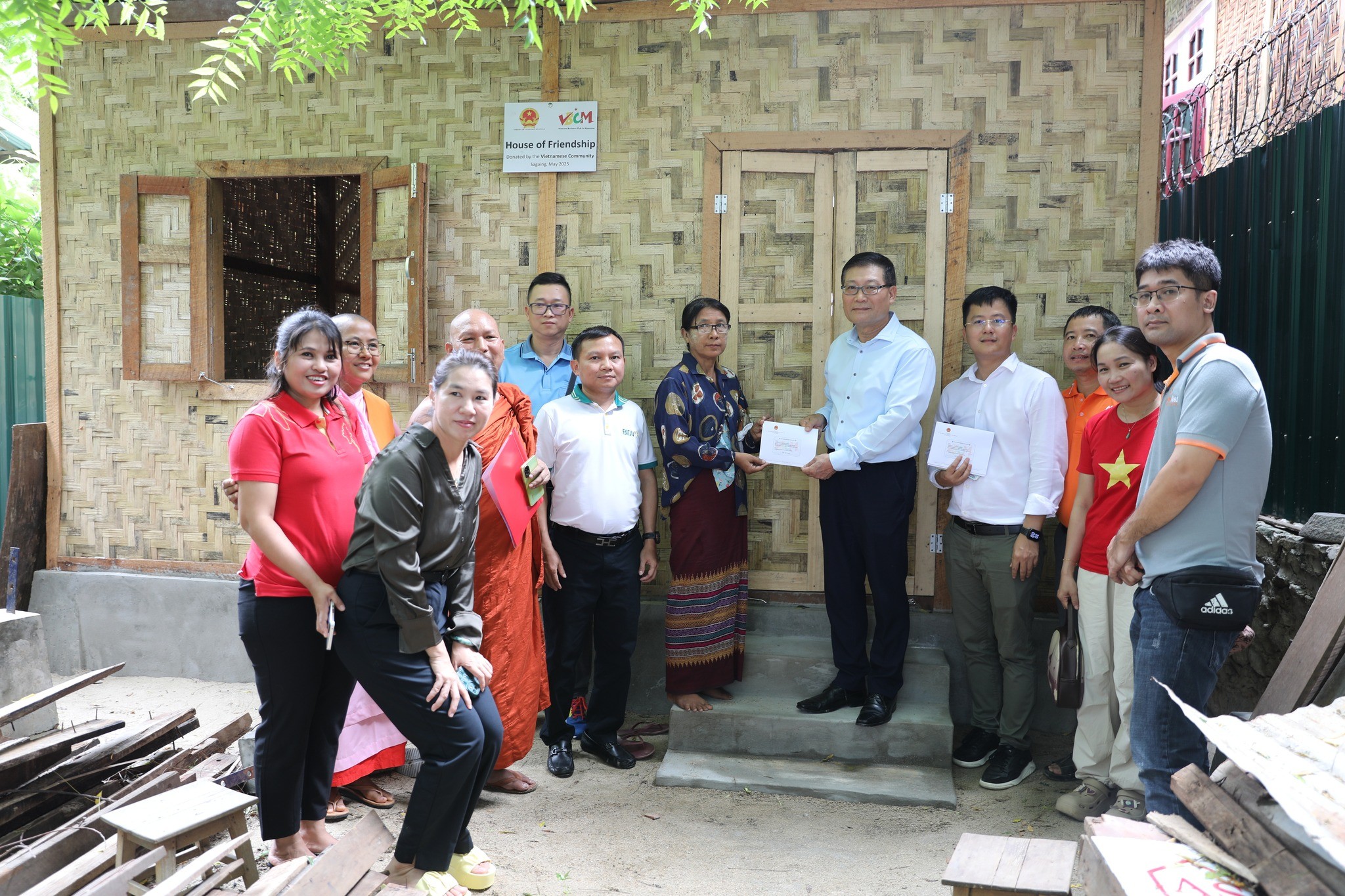 Đoàn trao tặng nhà ở cho một hộ dân người Myanmar. (Ảnh: Đại sứ quán Việt Nam tại Myanmar)