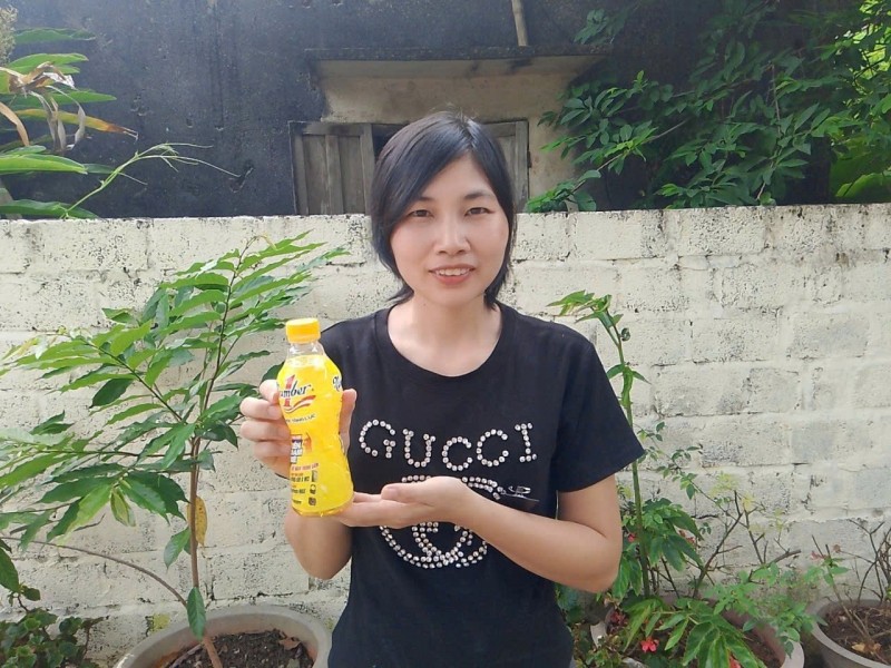 Trịnh Thị Ngọc vui vui mừng khi may mắn giải Nhất trị giá 50 triệu đồng từ chương trình khuyến mại “Tiếp năng lượng, bền đam mê” của Number 1. (Ảnh: NVCC)