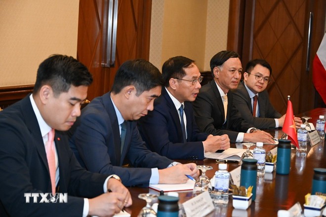 Phó Thủ tướng, Bộ trưởng Ngoại giao Bùi Thanh Sơn (giữa) và Đại sứ Việt Nam tại Thái Lan Phạm Việt Hùng (thứ hai từ trái sang) tại cuộc gặp với Bộ trưởng Ngoại giao Thái Lan. (Ảnh: TTXVN phát)