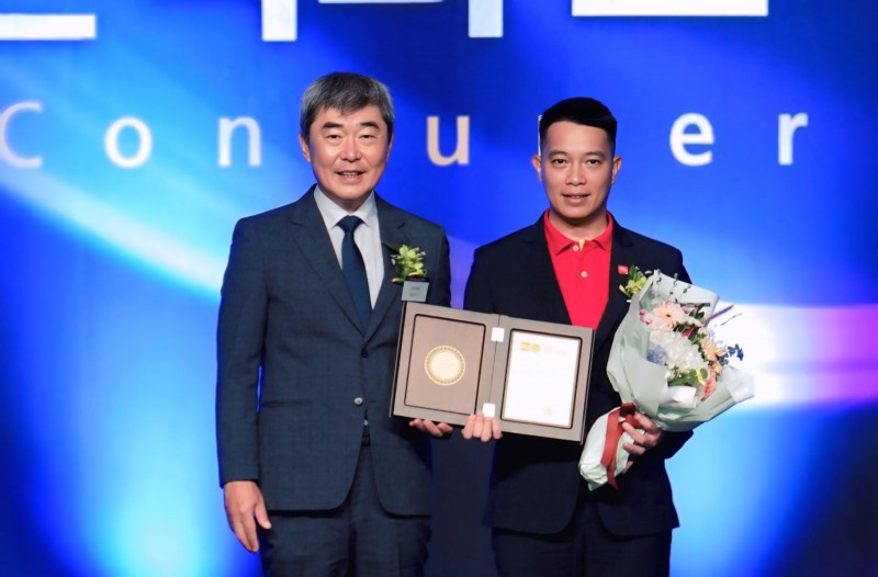 Phó Giám đốc Thương mại ông Đinh Xuân Thuỷ (phải)  đại diện Vietjet nhận giải thưởng từ Trưởng Ban Giám khảo ông Yoo Chang-jo