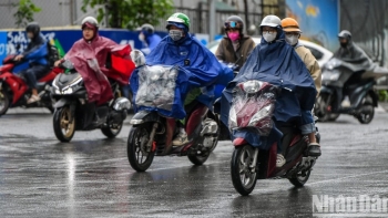 Thời tiết hôm nay (01/8): Hà Nội có mưa dông, cảnh báo lốc sét