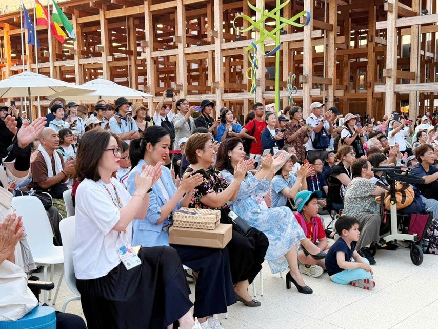 Khán giả vỗ tay trước màn biểu diễn kết hợp sáng tạo. (Ảnh: icd.gov.vn)