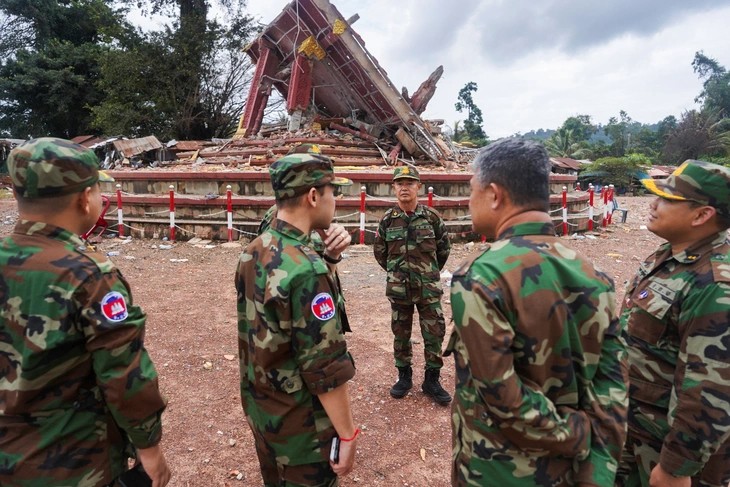Các tùy viên quân sự nước ngoài và các nước ASEAN tại trạm kiểm soát biên giới An Ses, Thái Lan gọi là Chong Arn Ma, ngày 30-7 - Ảnh: REUTERS