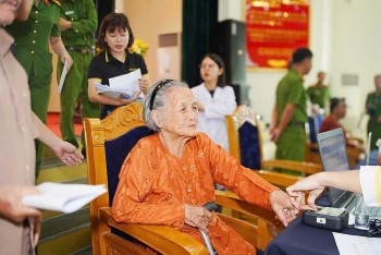 mot nam ngan hang gen liet si 51000 mau adn va hanh trinh tri an bang khoa hoc