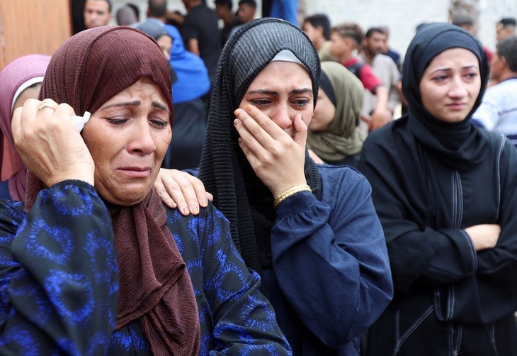 Người dân bật khóc trong lễ tang của các nạn nhân Palestine, những người đã thiệt mạng do trúng đạn trong lúc cố gắng nhận viện trợ hoặc thiệt mạng trong các cuộc không kích của Israel. Ảnh chụp tại Bệnh viện Nasser ở TP Khan Younis, phía nam Dải Gaza ngày 1-8 - Ảnh: REUTERS