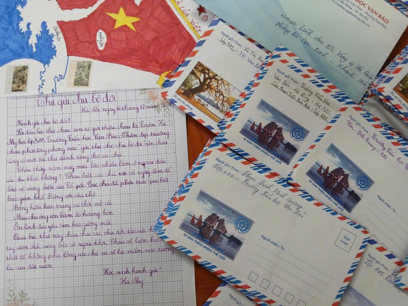 Xúc động trước hàng trăm lá thư tay của các cháu học sinh gửi tới quân và dân trên đảo Trường Sa