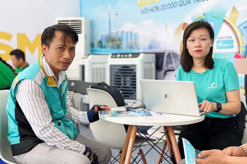 Anh Nguyễn Thành Luân đã đặt cọc Evo Grand ngay tại sự kiện sau trải nghiệm tốt với xe máy điện VinFast.