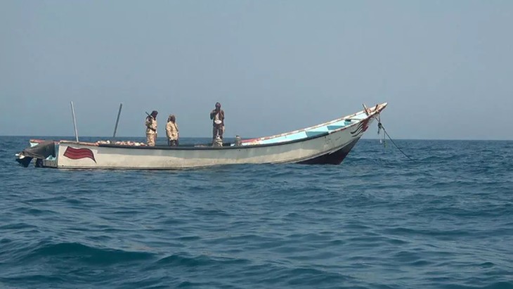 Người dân Yemen đang tìm kiếm những người sống sót sau một vụ lật thuyền ngày 11/6/2024 tại tỉnh Shabwah, Yemen. (Ảnh: AFP)