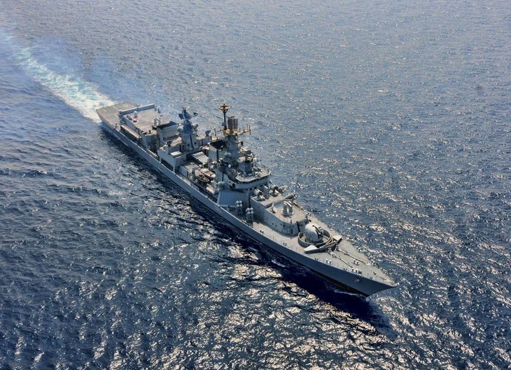 Tàu khu trục INS Delhi của Ấn Độ là một trong ba tàu tham gia tuần tra Biển Đông với Philippines. (Ảnh: Hải quân Ấn Độ)