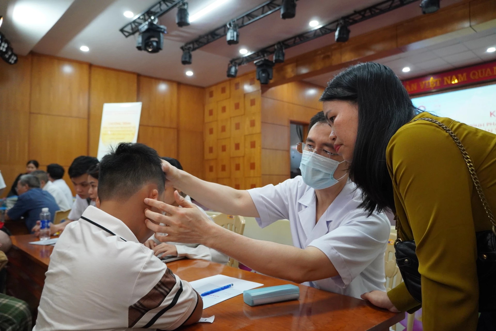 Trẻ được khám sàng lọc, tư vấn, đánh giá khả năng phẫu thuật hoặc hỗ trợ phục hồi chức năng.