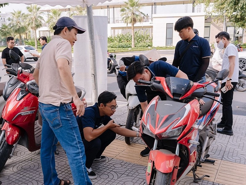 “Đổi xăng lấy điện” sôi động ở 3 miền: Cả nhà rủ nhau lên đời xe điện