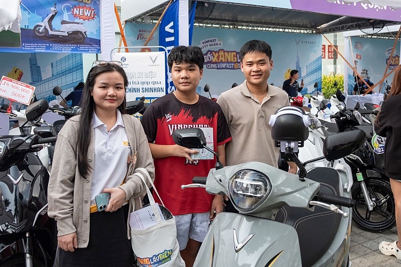 “Đổi xăng lấy điện” sôi động ở 3 miền: Cả nhà rủ nhau lên đời xe điện