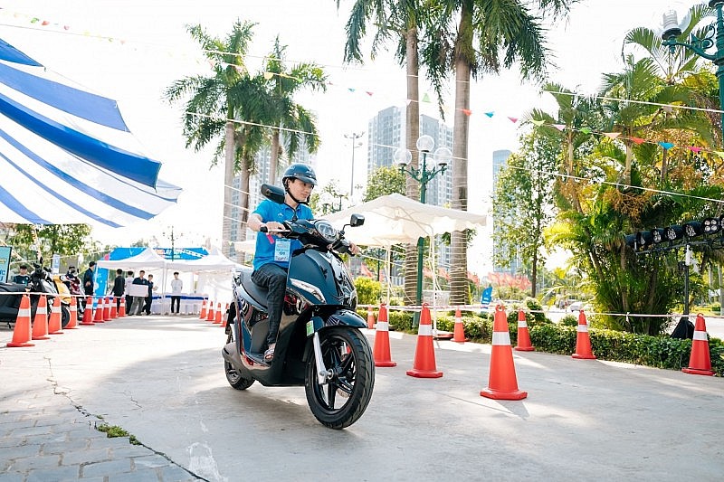 “Đổi xăng lấy điện” sôi động ở 3 miền: Cả nhà rủ nhau lên đời xe điện