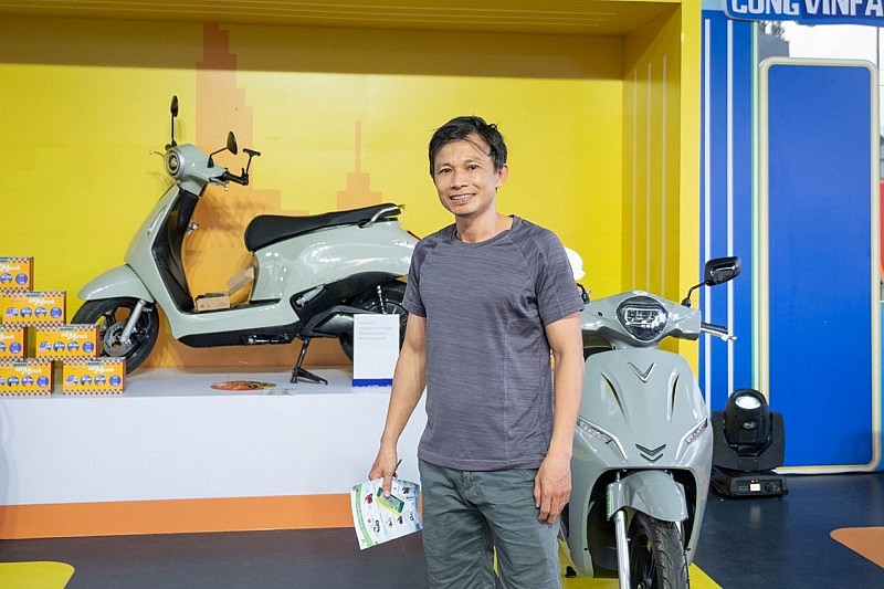 “Đổi xăng lấy điện” sôi động ở 3 miền: Cả nhà rủ nhau lên đời xe điện
