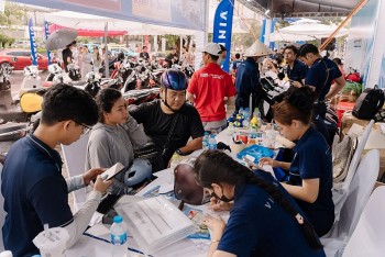 “Đổi xăng lấy điện” sôi động ở 3 miền: Cả nhà rủ nhau lên đời xe điện