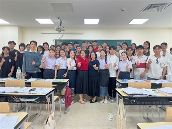 Lưu học sinh Lào khám phá tiếng Việt qua trải nghiệm thực tế tại Quảng Ninh