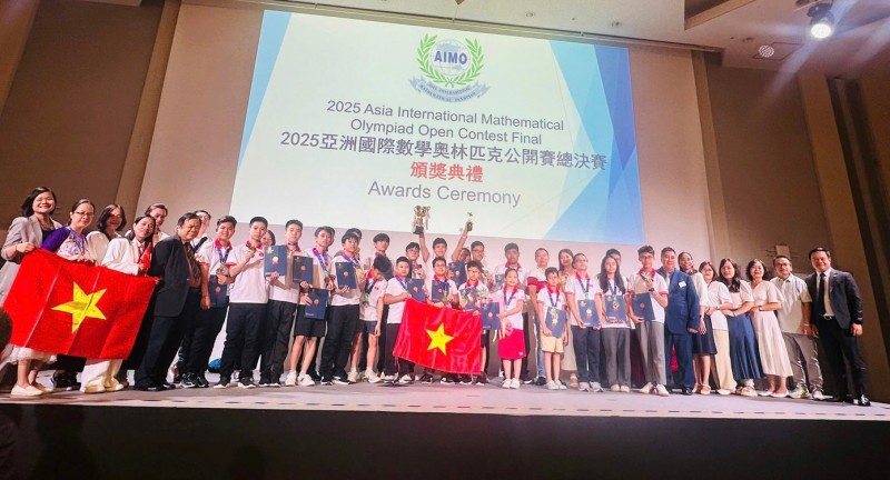 Đoàn học sinh Việt Nam nhận huy chương, giải thưởng tại Nhật Bản trong lễ Trao giải Cuộc thi Đấu trường Toán học Châu Á (AIMO) 2025 diễn ra chiều nay (5/8).