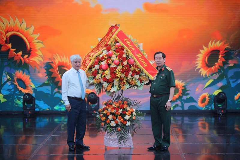 Đồng chí Đỗ Văn Chiến, Ủy viên Bộ Chính trị, Bí thư Trung ương Đảng, Chủ tịch Ủy ban Trung ương Mặt trận Tổ quốc Việt Nam trao lẵng hoa tặng Hội Nạn nhân chất độc da cam/dioxin Việt Nam. Ảnh: Minh Thu