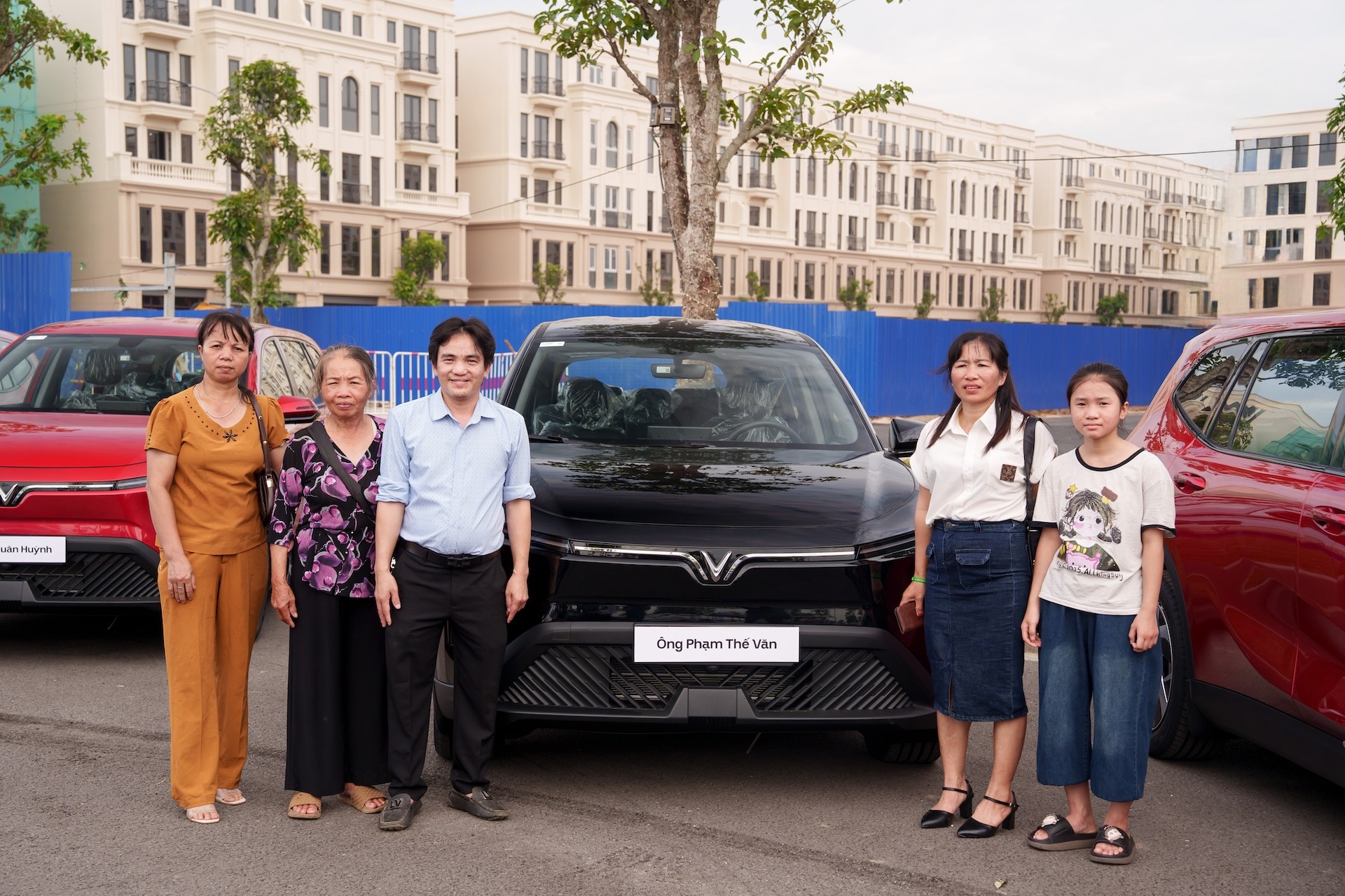 VinFast bàn giao lô xe Limo Green đầu tiên cho khách hàng