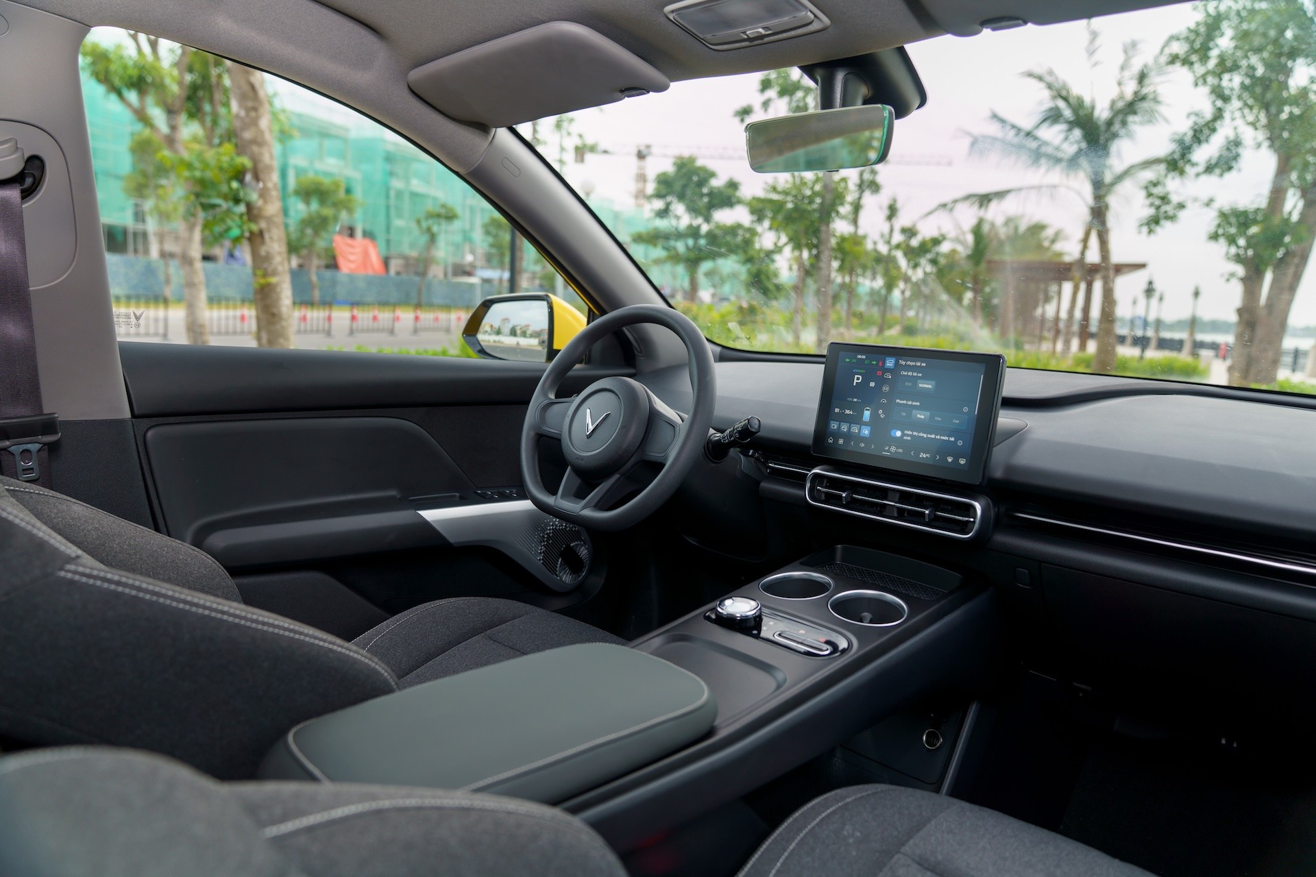 VinFast bàn giao lô xe Limo Green đầu tiên cho khách hàng
