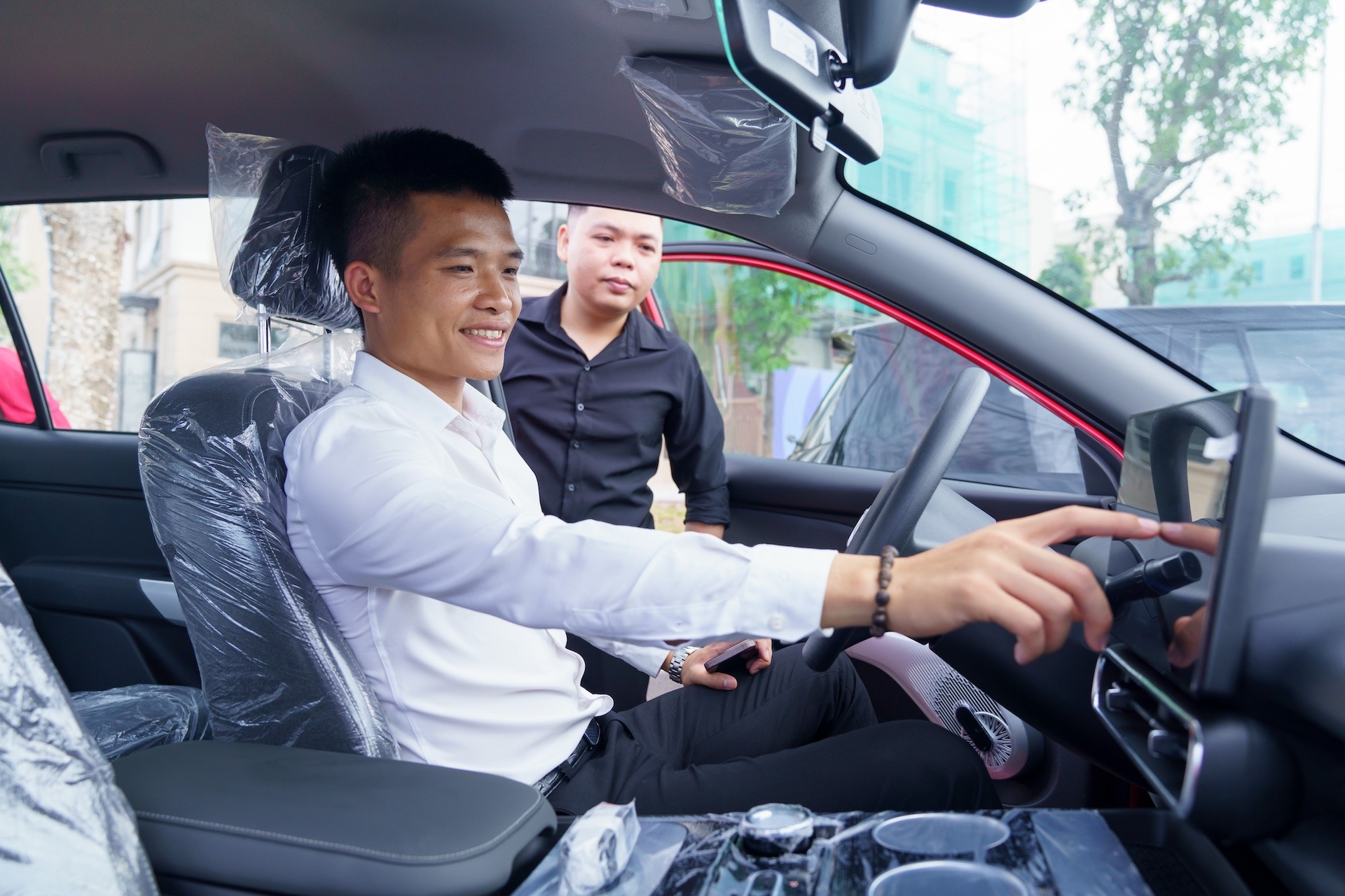 VinFast bàn giao lô xe Limo Green đầu tiên cho khách hàng