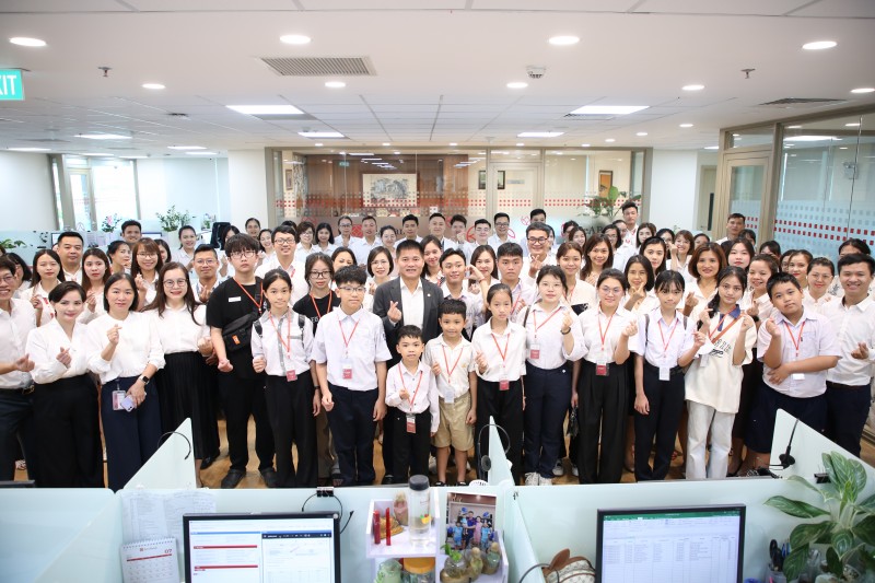 Các em học sinh do Quỹ Ươm mầm ước mơ háo hức tới thăm quan hội sở SeAbank