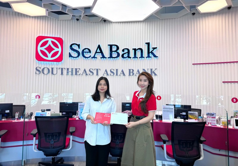 Em Nguyễn Thu Trang tân sinh viên trường ĐH Thương Mại bày tỏ cám ơn sự quan tâm của ngân hàng