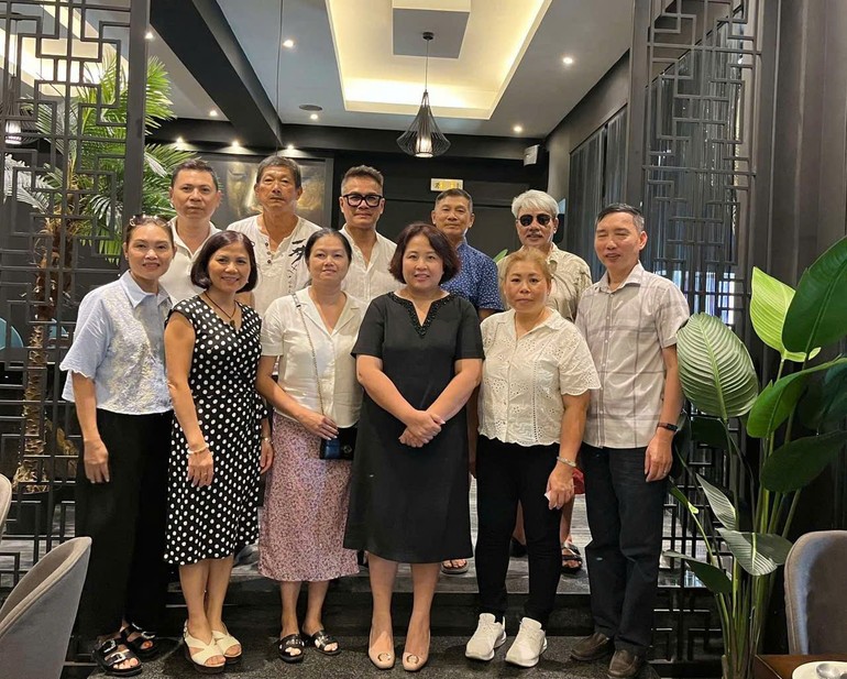 Đại sứ Phạm Thị Thu Hương gặp gỡ đại diện cộng đồng người Việt Nam tại đảo Rhodes, Hy Lạp. (Ảnh: Đại sứ quán Việt Nam tại Hy Lạp)