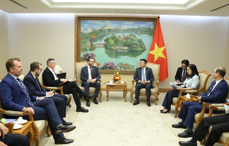 Phó Thủ tướng cho biết, Việt Nam luôn coi trọng tăng cường quan hệ Đối tác Chiến lược Việt Nam - Vương quốc Anh; mong muốn Đại sứ Anh tiếp tục góp phần thúc đẩy quan hệ hợp tác giáo dục đào tạo giữa hai nước, làm cầu nối để đẩy mạnh hợp tác giữa các cơ sở giáo dục hai bên - Ảnh: VGP/Đức Tuân