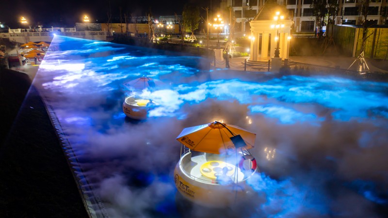 Du ngoạn giữa ánh sáng, chạm tay vào mây mù trên Dòng sông Ánh sáng T&T City Millennia