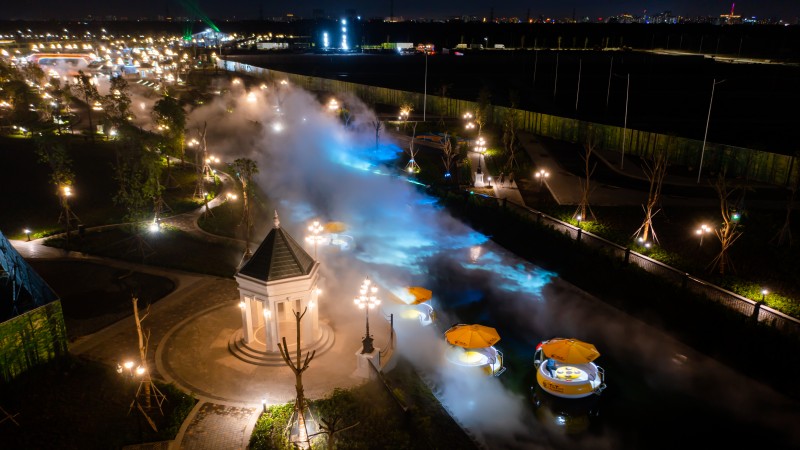 Du ngoạn giữa ánh sáng, chạm tay vào mây mù trên Dòng sông Ánh sáng T&T City Millennia