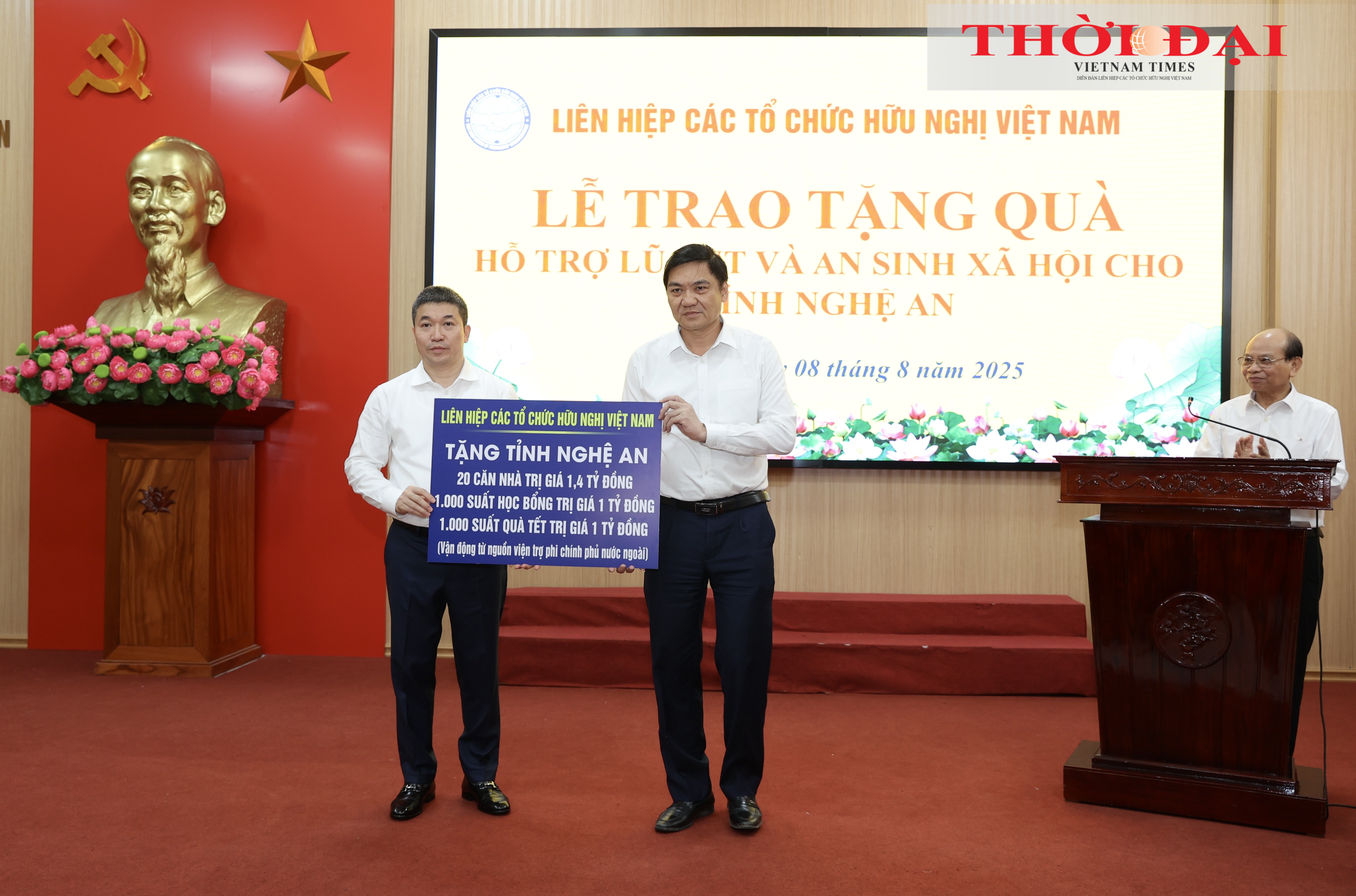 Cùng ngày, Liên hiệp các tổ chức hữu nghị Việt Nam trao tặng gói hỗ trợ an sinh xã hội và khắc phục hậu quả thiên tai trị giá 3,4 tỷ đồng cho tỉnh Nghệ An. (Ảnh: Đinh Hòa) Cùng ngày, Liên hiệp các tổ chức hữu nghị Việt Nam trao tặng gói hỗ trợ an sinh xã hội và khắc phục hậu quả thiên tai trị giá 3,4 tỷ đồng cho tỉnh Nghệ An. (Ảnh: Đinh Hòa)