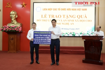 Liên hiệp các tổ chức hữu nghị Việt Nam trao gói hỗ trợ 3,4 tỷ đồng cho Nghệ An