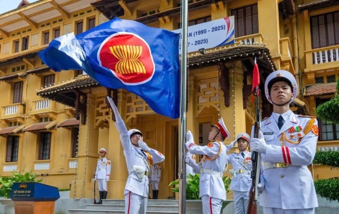 Đội danh dự Quân đội Nhân dân Việt Nam cử hành nghi thức thượng cờ ASEAN tại trụ sở Bộ Ngoại giao ngày 8/8. Ảnh: Giang Huy