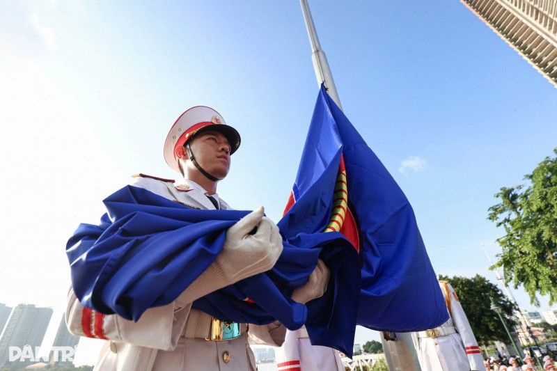Lá cờ ASEAN có nền xanh biểu trưng cho hòa bình và ổn định, màu đỏ thể hiện cho sự năng động. 10 nhánh lúa màu vàng ở giữa thể hiện cho nền văn minh nông nghiệp và đại diện cho 10 quốc gia trong khối ASEAN.