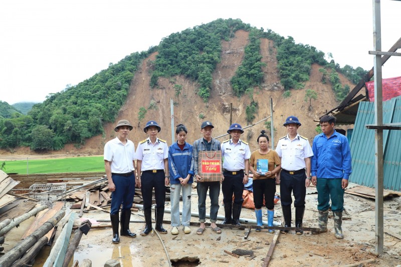Cục Hậu cần - Kỹ thuật Hải quân thăm hỏi, tặng quà nhân dân tỉnh Điện Biên bị thiệt hại sau mưa lũ