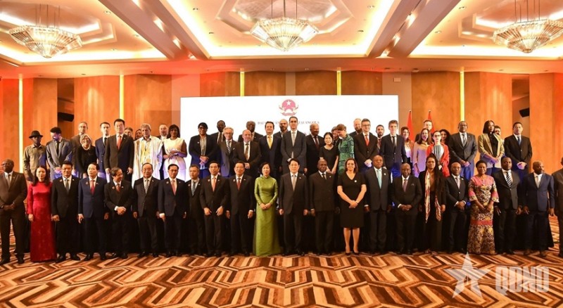 Các đại biểu và đại diện cộng đồng người Việt tại Angola dự lễ kỷ niệm.