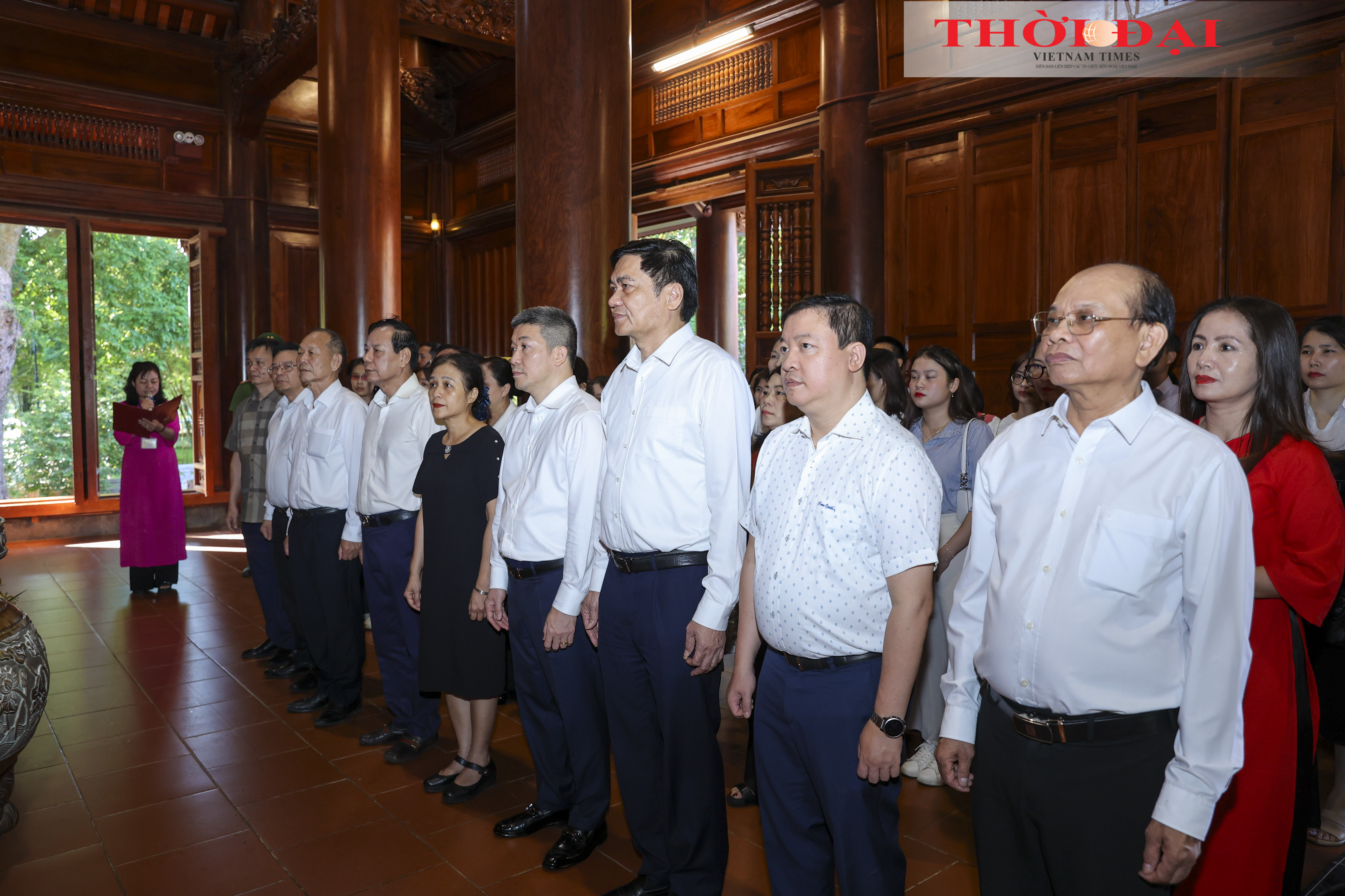 Đoàn đại biểu Liên hiệp các tổ chức hữu nghị Việt Nam dâng hoa, dâng hương tưởng niệm Chủ tịch Hồ Chí Minh tại Khu di tích Kim Liên, bày tỏ lòng thành kính và biết ơn Người - vị lãnh tụ vĩ đại của dân tộc Việt Nam. (Ảnh: Đinh Hòa) Đoàn đại biểu Liên hiệp các tổ chức hữu nghị Việt Nam dâng hoa, dâng hương tưởng niệm Chủ tịch Hồ Chí Minh tại Khu di tích Kim Liên, bày tỏ lòng thành kính và biết ơn Người - vị lãnh tụ vĩ đại của dân tộc Việt Nam. (Ảnh: Đinh Hòa)