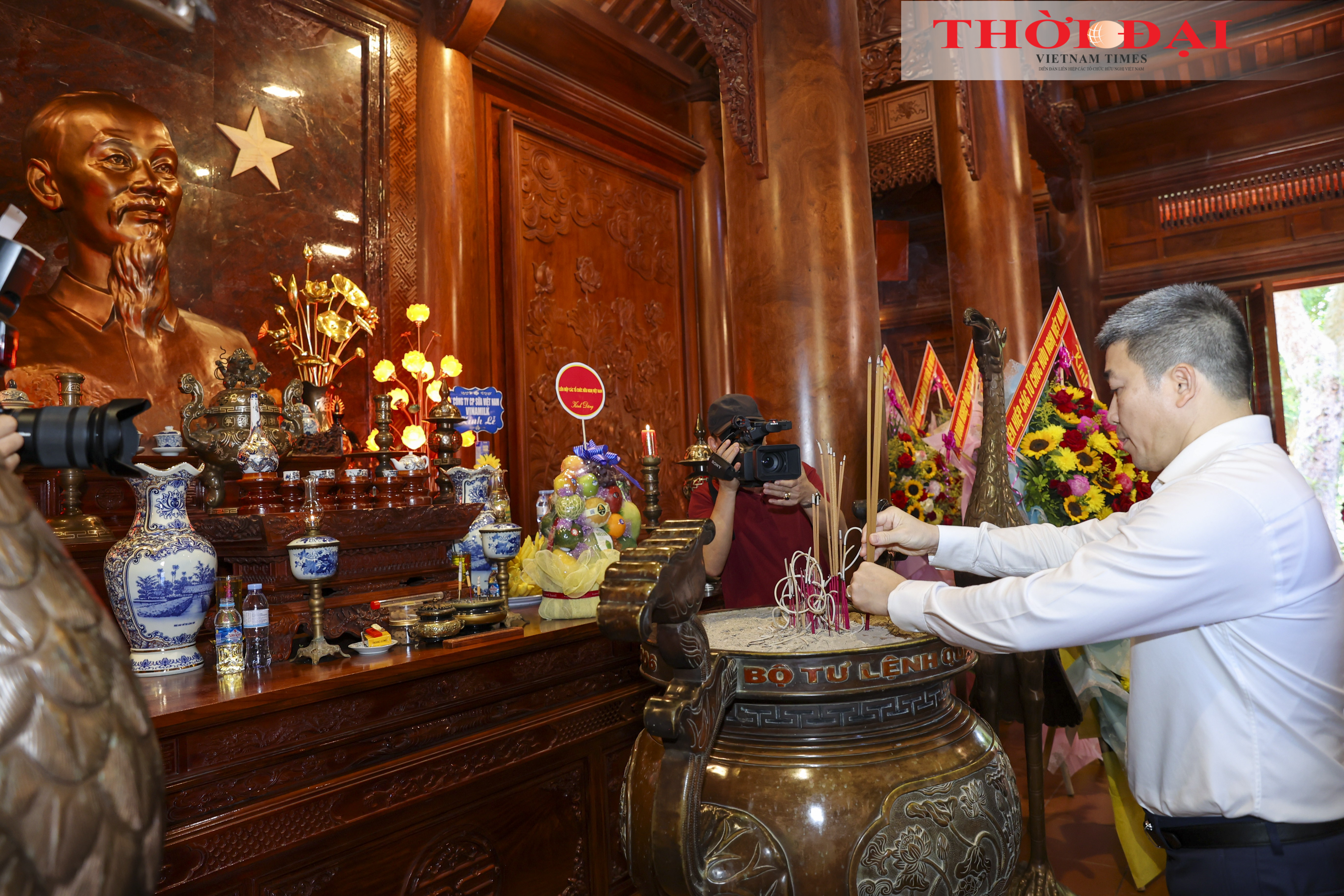 Đoàn đại biểu Liên hiệp các tổ chức hữu nghị Việt Nam dâng hoa, dâng hương tưởng niệm Chủ tịch Hồ Chí Minh tại Khu di tích Kim Liên, bày tỏ lòng thành kính và biết ơn Người - vị lãnh tụ vĩ đại của dân tộc Việt Nam. (Ảnh: Đinh Hòa) Đoàn đại biểu Liên hiệp các tổ chức hữu nghị Việt Nam dâng hoa, dâng hương tưởng niệm Chủ tịch Hồ Chí Minh tại Khu di tích Kim Liên, bày tỏ lòng thành kính và biết ơn Người - vị lãnh tụ vĩ đại của dân tộc Việt Nam. (Ảnh: Đinh Hòa)