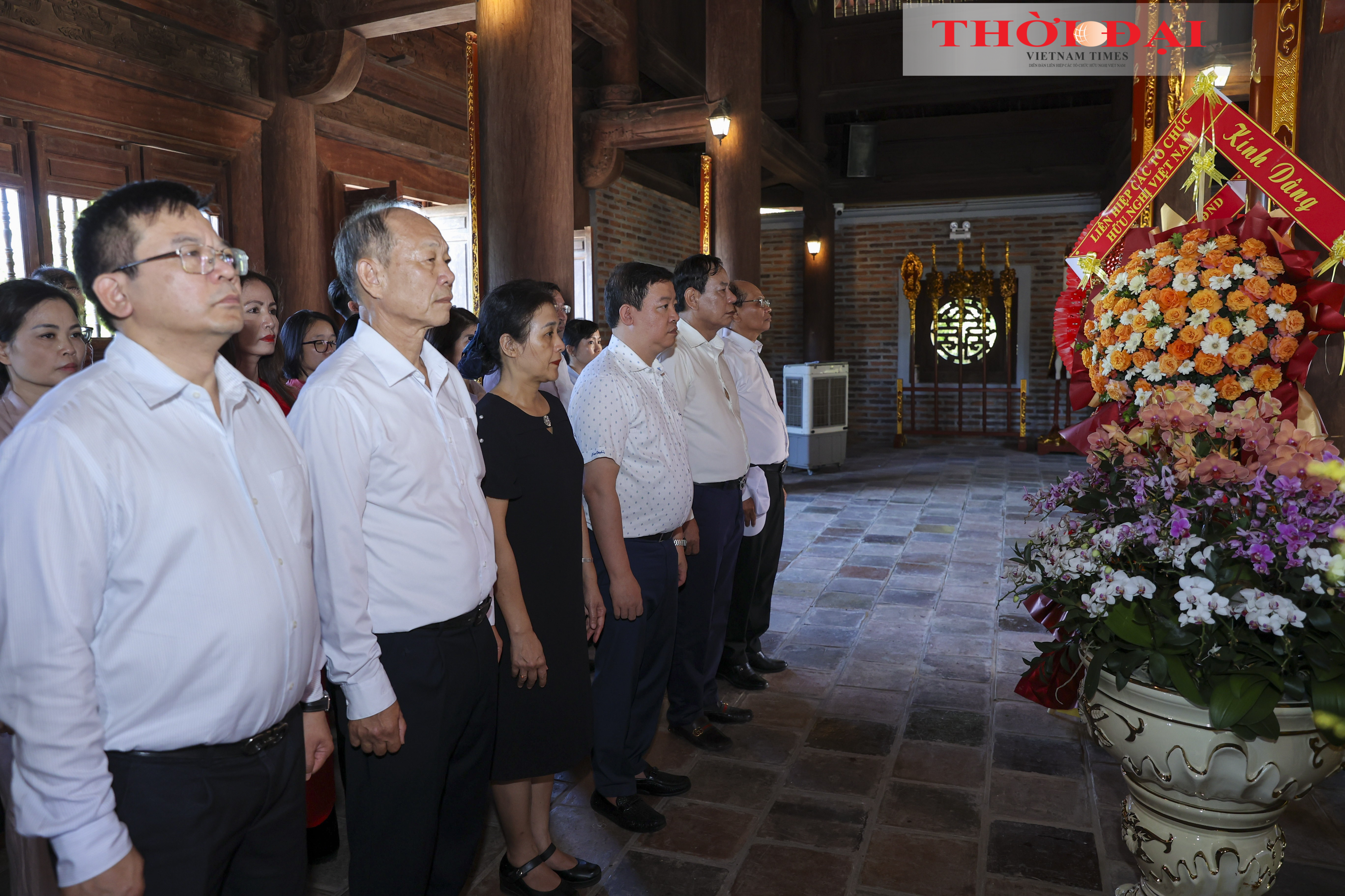 Đoàn đại biểu dâng hương tại Đền Chung Sơn - nơi thờ gia tiên Chủ tịch Hồ Chí Minh, thể hiện lòng thành kính với truyền thống gia đình và cội nguồn văn hóa dân tộc. (Ảnh: Đinh Hòa) Đoàn đại biểu dâng hương tại Đền Chung Sơn - nơi thờ gia tiên Chủ tịch Hồ Chí Minh, thể hiện lòng thành kính với truyền thống gia đình và cội nguồn văn hóa dân tộc. (Ảnh: Đinh Hòa)