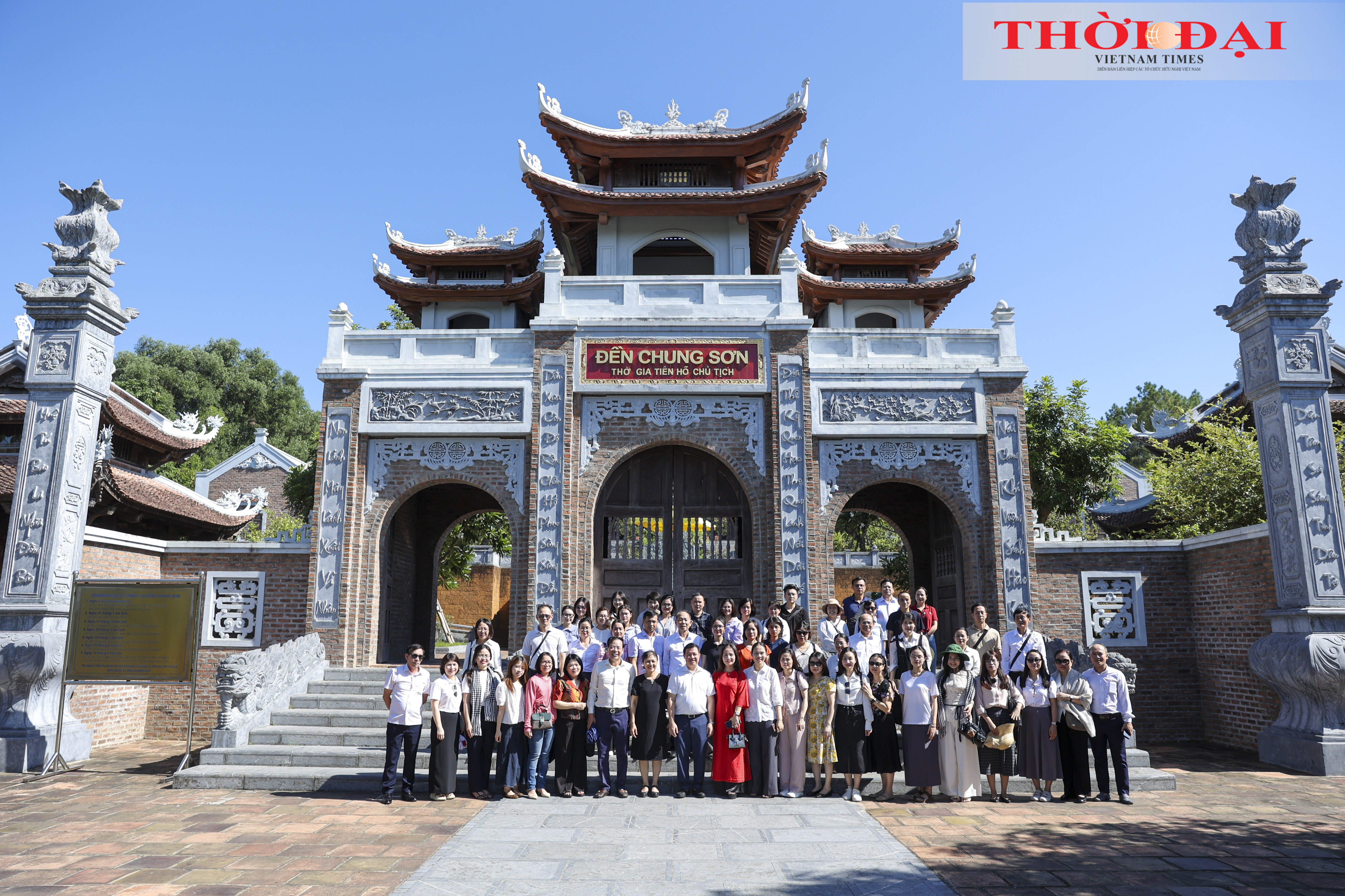 Đoàn đại biểu chụp ảnh lưu niệm trước Đền Chung Sơn. (Ảnh: Đinh Hòa)