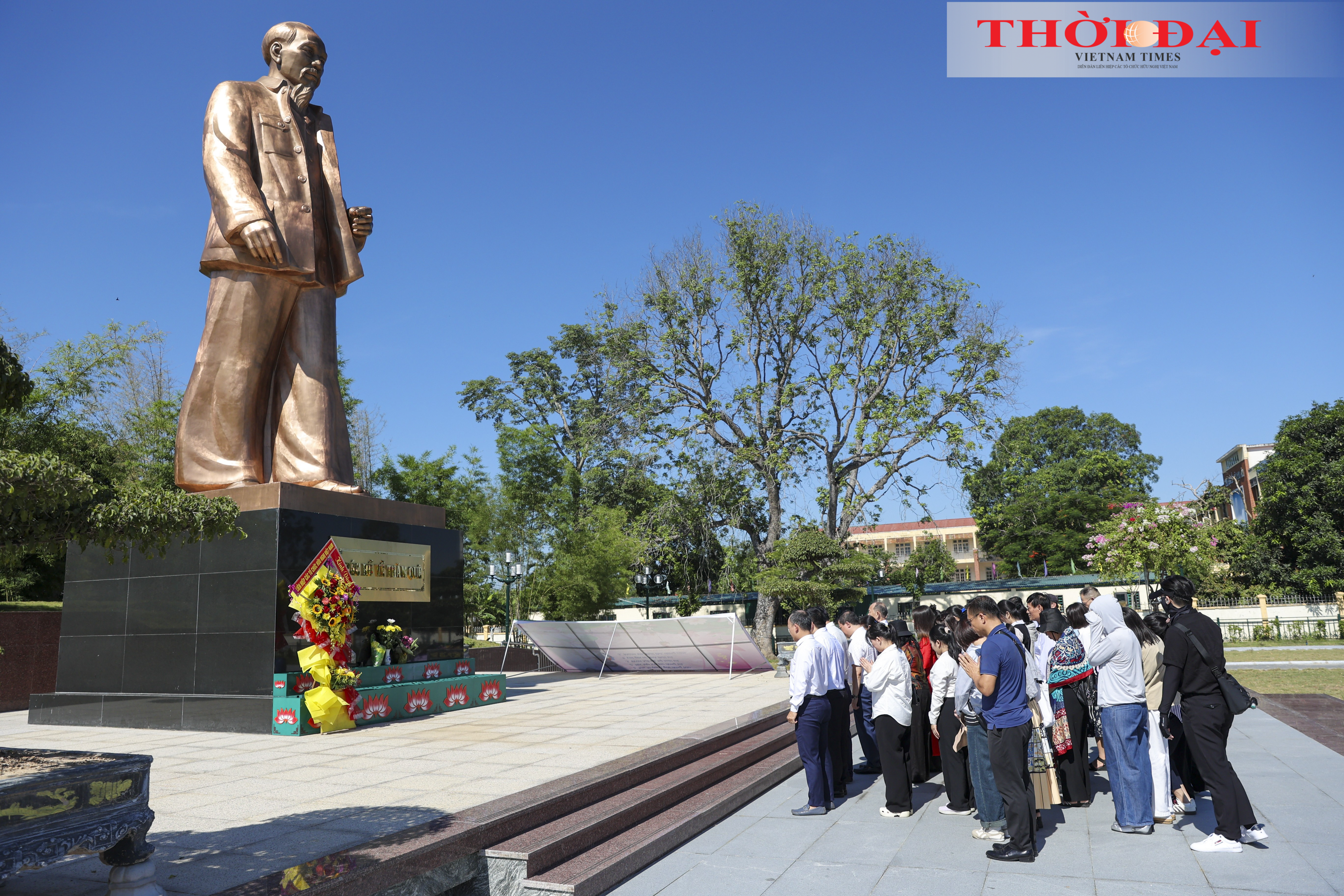  Đoàn dâng hoa tại Tượng đài “Bác Hồ về thăm quê” - biểu tượng của tình cảm Bác dành cho quê hương và nhân dân Nghệ An. (Ảnh: Đinh Hòa)